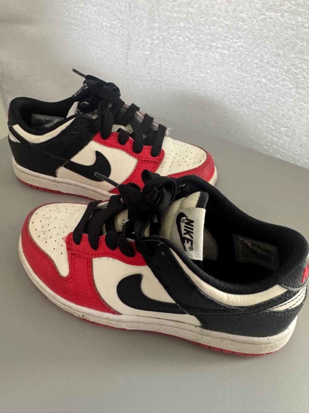 Nike Kids Low-Top Sneakers in Black, White & Red